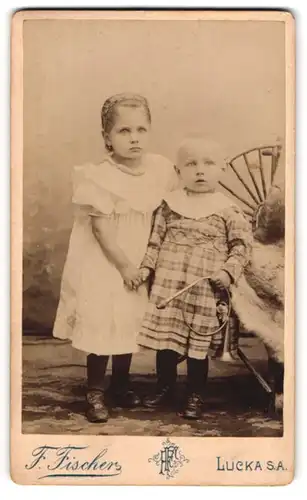 Fotografie F. Fischer, Lucka /S. A., Kleines Mädchen mit Brüderchen im Kleidchen