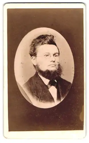 Fotografie Aug. Altenburg, Hersfeld, Herr mit hochstehendem Haar, Brille und Kinnbart