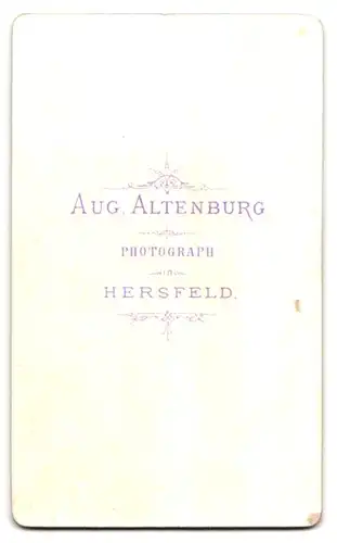 Fotografie Aug. Altenburg, Hersfeld, Herr mit hochstehendem Haar, Brille und Kinnbart