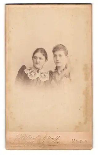 Fotografie J. Hülsenbeck Nachf., Minden, Marienwall-Strasse 1, Zwei junge Damen in Sonntagskleidern mit Broschen