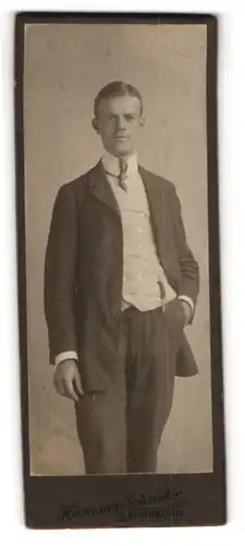Fotografie Hermann Schröder, Lüneburg, Junger Herr im Anzug mit Krawatte