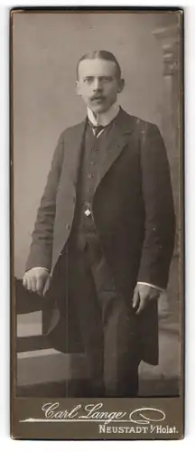 Fotografie Carl Lange, Neustadt i. Holst., Junger Herr im Anzug mit Krawatte