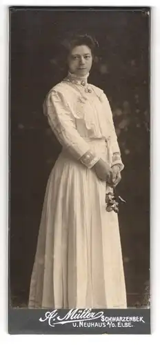 Fotografie A. Müller, Neuhaus a. d. Elbe, Junge Dame im weissen Kleid