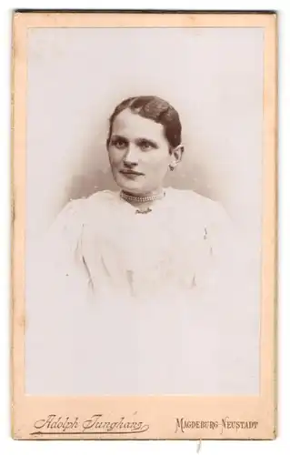 Fotografie Adolf Junghans, Magdeburg-Neustadt, Breiteweg 21, Junge Dame mit zurückgebundenem Haar