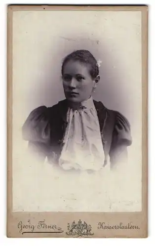 Fotografie Georg Ferner, Kaiserslautern, Alleestr. 3, Junge Dame mit zurückgebundenem Haar
