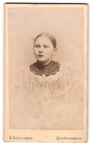 Fotografie H. Schilgen, Schöningen, Junge Dame mit zurückgebundenem Haar