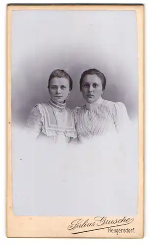 Fotografie Julius Grusche, Neugersdorf i. Sachs., Zwei junge Damen in Kleidern