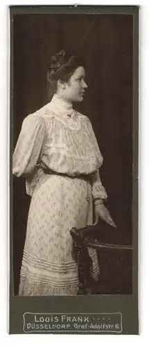 Fotografie Louis Franck, Düsseldorf, Graf Adolfstr. 6, Junge Dame im hübschen Kleid