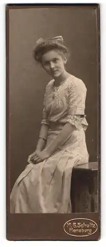 Fotografie M. B. Schultz, Flensburg, Junge Dame im hübschen Kleid