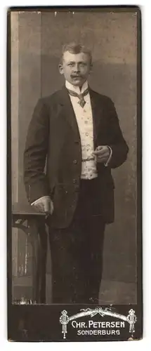 Fotografie Chr. Petersen, Sonderburg, Löngang Ecke Brandsweg, Elegant gekleideter Herr mit Zigarre