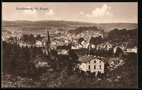 AK Freudenberg /Kr. Siegen, Ortsansicht mit Kirchturm vom Berg