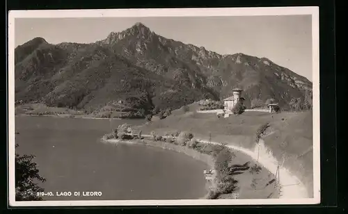 AK Lago di Ledro, Uferstrasse mit Turmgebäude und Gebirgsblick