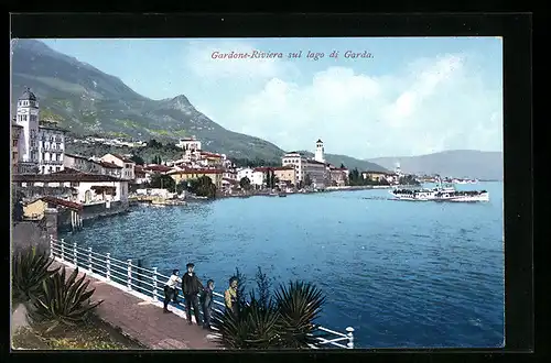 AK Gardone-Riviera, Ortsansicht mit Dampfer auf dem Gardasee