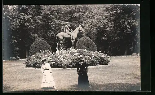 AK Berlin, Zwei Damen vor der Reiter-Figur Amazone zu Pferde