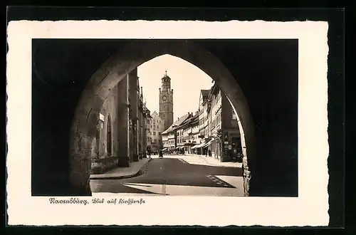 AK Ravensburg, Blick auf Kirchstrasse mit Geschäften durch Tor