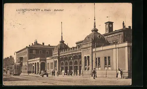 AK Ludwigshafen a. Rh., Strassenbahn passiert den Bahnhof