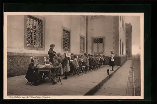 AK Siessen b. Saulgau, Kloster, Die Kleinen bei Tisch im Freien