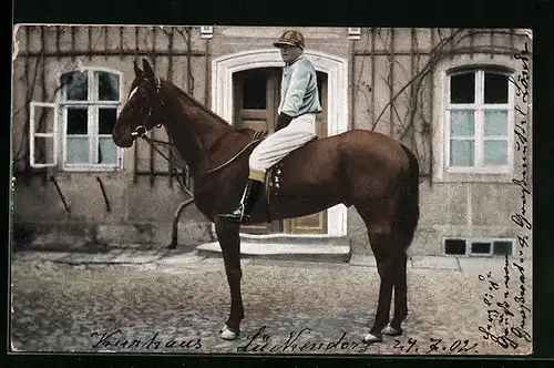 AK Junger Reiter auf seinem Pferd vor einem Haus