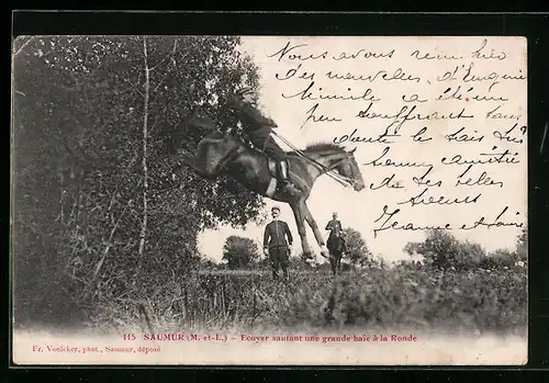 AK Saumur, Ecuyer sautant une grande haie à la Ronde