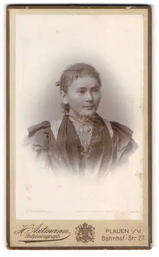 Fotografie Heinrich Axtmann, Plauen i. V., Bahnhofstrasse 27, Junges Mädchen mit Stirnlocken im Rüschenkleid