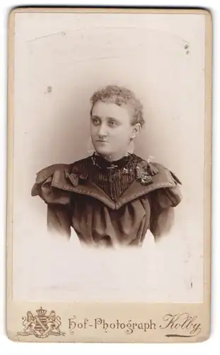 Fotografie Kolby, Plauen i. V., Reichs-Strasse, Junge Dame mit blonden Locken im Rüschenkleid