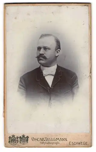 Fotografie Oscar Tellgmann, Eschwege, Bürgerlicher mit Zwirbelschnauzer und weisser Fliege