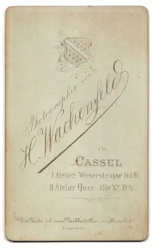 Fotografie H. Wachenfeld, Cassel, Weserstrasse 14 u. 16, Junge Dame mit Mittelscheitel, Rüschenkragen und -ärmeln