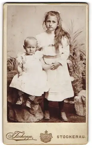 Fotografie Oskar Hoppe, Stockerau, Wienerstrasse 4, Mädchen mit langen Haaren und Kleinkind im weissen Kleid