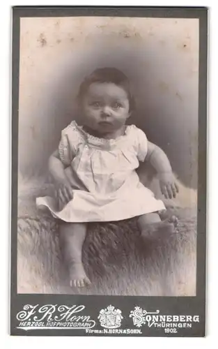 Fotografie F. R. Horn, Sonneberg /Th., Pausbäckiges Baby im kurzen Kleidchen