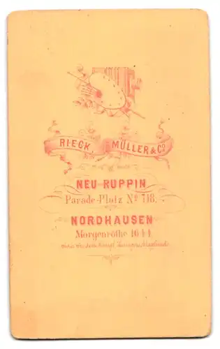 Fotografie Rieck Müller & Co., Neu-Ruppin, Parade-Platz 718, Dame mit fliehendem Kinn, Gretchenfrisur und Brosche