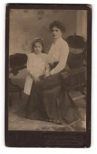 Fotografie Carl Meier, Passau, Steinweg, Junge Frau und kleines Mädchen im Sonntagsstaat