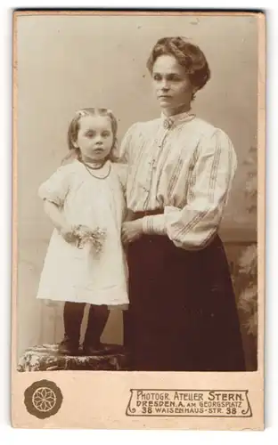 Fotografie Atelier Stern, Dresden, Waisenhaus-Strasse 38, Mutter und kleine Tochter mit ernsten Gesichtern