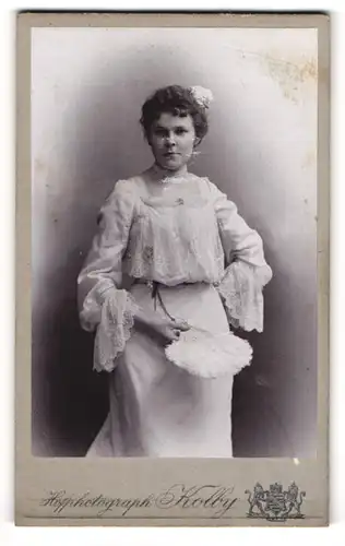 Fotografie Kolby, Plauen i. V., Rädel-Strasse 1, Junge Dame mit Fächer in Bluse mit Spitzenärmeln