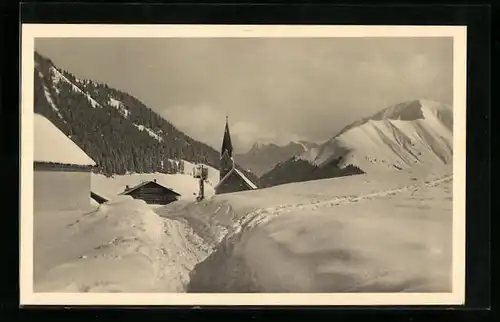 AK Berwang, Kirche mit Zugspitze und Bleispitze im Schnee