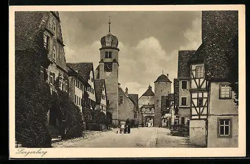 AK Langenburg, Strassenpartie mit Uhrenturm und Tor