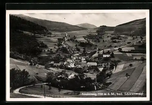 AK Neuenweg /Bad. Schwarzwald, Totalansicht von einem Berg aus gesehen