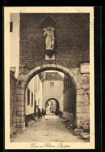 AK Zons a. Rhein, Stadttor und Passanten