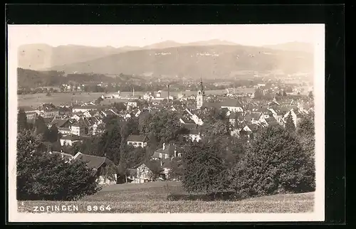 AK Zofingen, Totalansicht mit Häuser, Kirche und Umgebung von Anhöhe aus