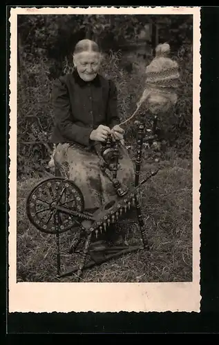 AK Betagte Dame am Spinnrad