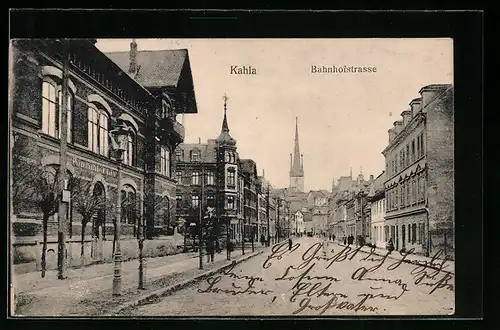 AK Kahla, Bahnhofstrasse mit Porzellanfabrik und Kirche