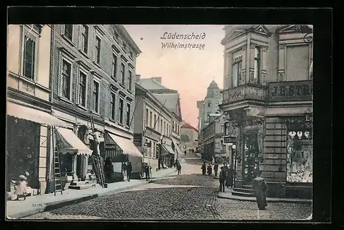 AK Lüdenscheid, Wilhelmstrasse mit Geschäften, Passanten und Stukkateur bei Ausbesserungsarbeit