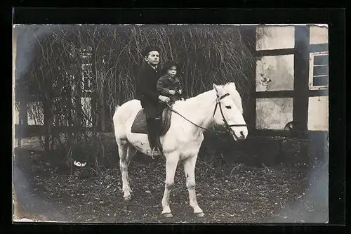 Foto-AK Knabe und Kleinkind auf einem Schimmel