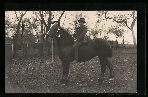 AK Jüngling mit Hut auf einem Pferd