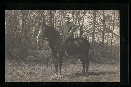 Foto-AK Reiter mit Hut auf einem Pferd