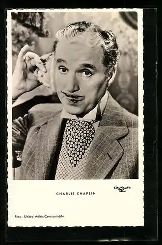 AK Schauspieler Charlie Chaplin im Anzug horcht an einer Muschel