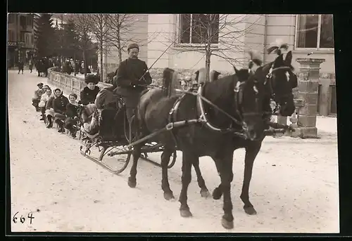 Foto-AK Pferdeschlitten mit Kinder-Parade auf angehängten Schlitten