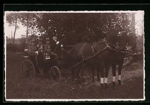 Foto-AK Herrengesellschaft im Grünen in einer Pferdekutsche