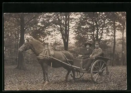 Foto-AK Soldat und Begleiterin in einem Einspänner