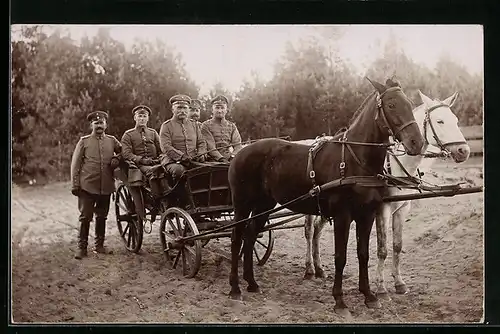 Foto-AK Soldatengruppe in einer Pferdekutsche