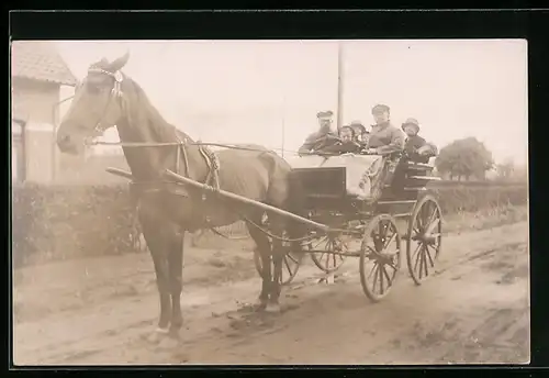 Foto-AK Soldaten und Familie in einem Einspänner